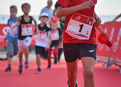 Carrera Junior Challenge en la linea de meta